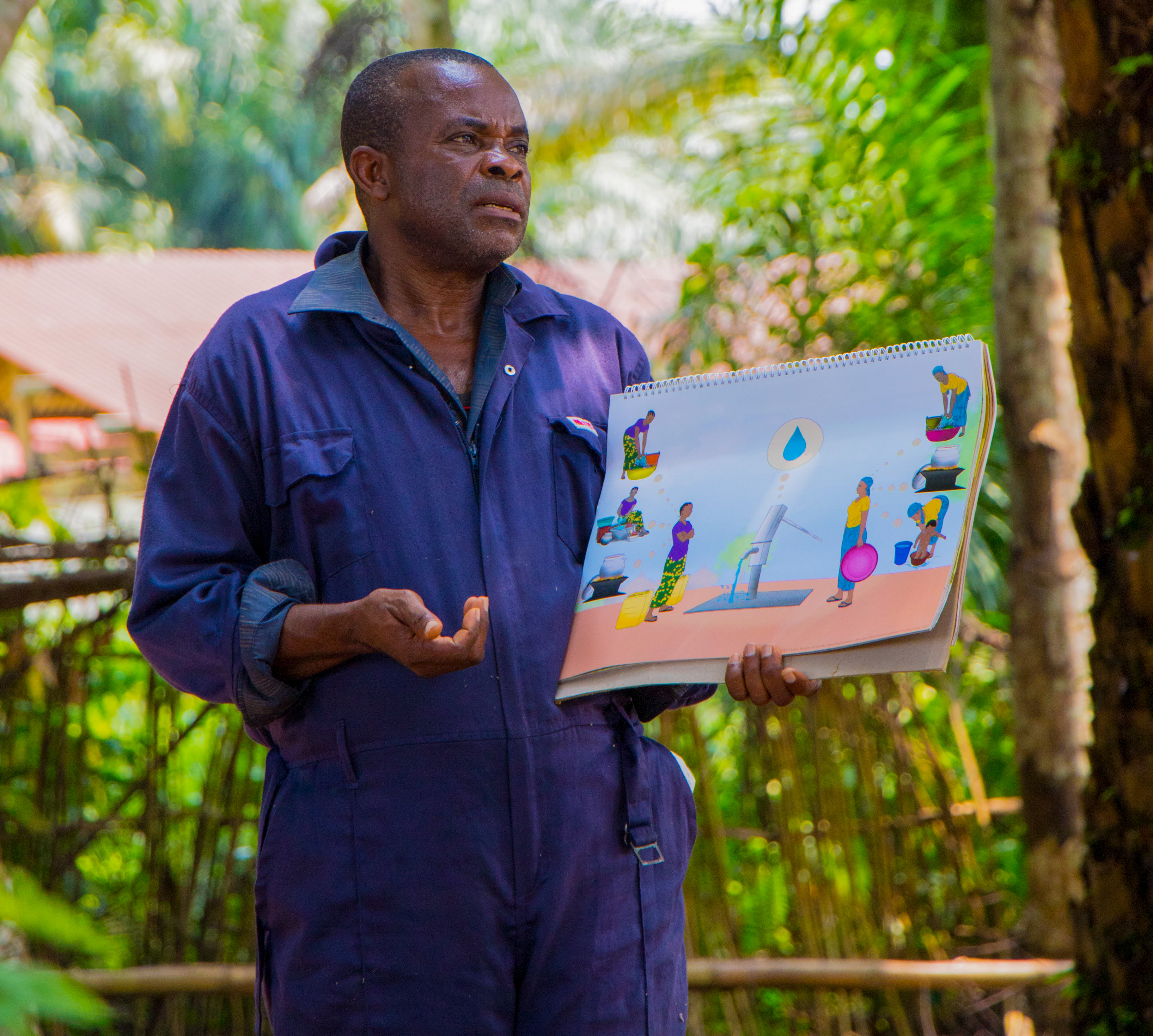 Jean Ayolo Yokolo during one of his presentations in Likunduamba.