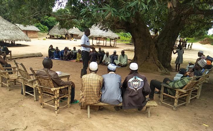Raising awareness of Mbororo transhumant herders in Bili-Uélé, together with community leaders.
